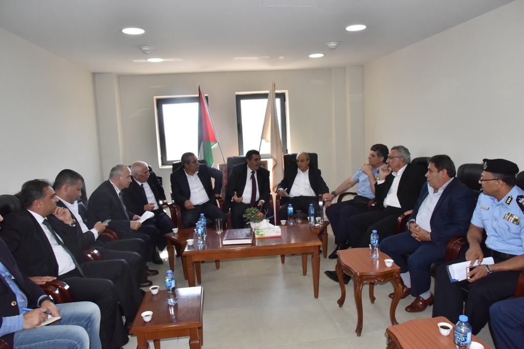 لاحقاً إلى لقاء فخامة رئيس دولة فلسطين مع رئيس بلدية بيت لحم وفد من المسؤولين الفلسطينيين يزور البلدية لمتابعة قرارات فخامة الرئيس لفرض سيادة القانون وتعزيز مكانة مدينة بيت لحم