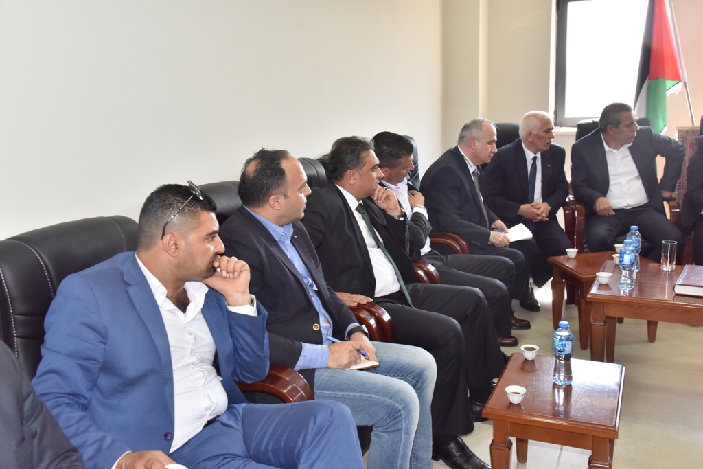 لاحقاً إلى لقاء فخامة رئيس دولة فلسطين مع رئيس بلدية بيت لحم وفد من المسؤولين الفلسطينيين يزور البلدية لمتابعة قرارات فخامة الرئيس لفرض سيادة القانون وتعزيز مكانة مدينة بيت لحم