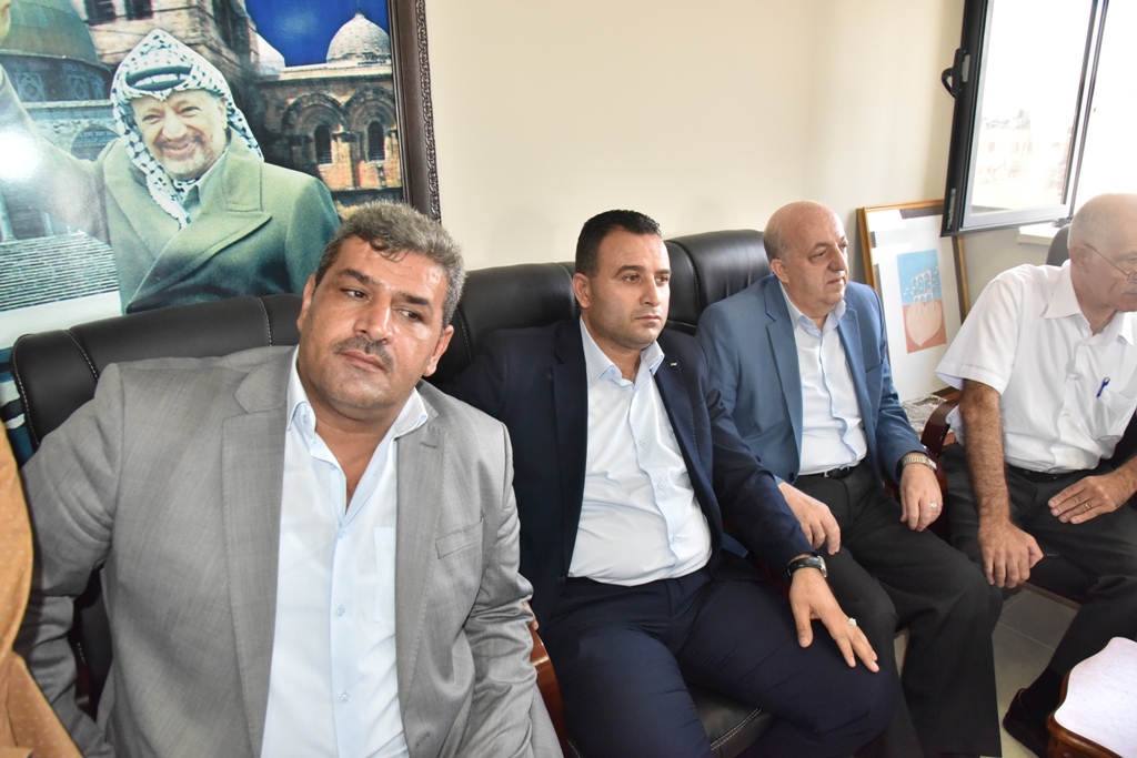 لاحقاً إلى لقاء فخامة رئيس دولة فلسطين مع رئيس بلدية بيت لحم وفد من المسؤولين الفلسطينيين يزور البلدية لمتابعة قرارات فخامة الرئيس لفرض سيادة القانون وتعزيز مكانة مدينة بيت لحم