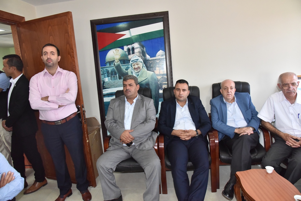 لاحقاً إلى لقاء فخامة رئيس دولة فلسطين مع رئيس بلدية بيت لحم وفد من المسؤولين الفلسطينيين يزور البلدية لمتابعة قرارات فخامة الرئيس لفرض سيادة القانون وتعزيز مكانة مدينة بيت لحم