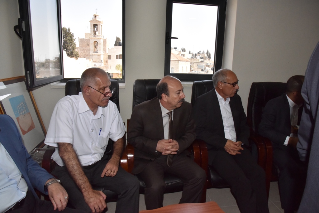 لاحقاً إلى لقاء فخامة رئيس دولة فلسطين مع رئيس بلدية بيت لحم وفد من المسؤولين الفلسطينيين يزور البلدية لمتابعة قرارات فخامة الرئيس لفرض سيادة القانون وتعزيز مكانة مدينة بيت لحم