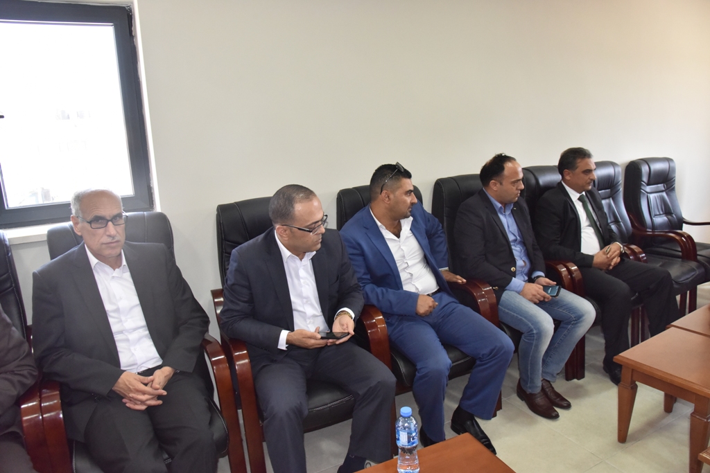 لاحقاً إلى لقاء فخامة رئيس دولة فلسطين مع رئيس بلدية بيت لحم وفد من المسؤولين الفلسطينيين يزور البلدية لمتابعة قرارات فخامة الرئيس لفرض سيادة القانون وتعزيز مكانة مدينة بيت لحم