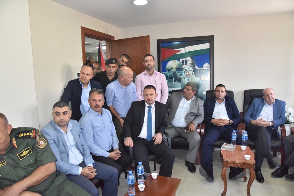 لاحقاً إلى لقاء فخامة رئيس دولة فلسطين مع رئيس بلدية بيت لحم وفد من المسؤولين الفلسطينيين يزور البلدية لمتابعة قرارات فخامة الرئيس لفرض سيادة القانون وتعزيز مكانة مدينة بيت لحم