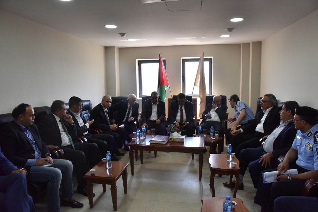 لاحقاً إلى لقاء فخامة رئيس دولة فلسطين مع رئيس بلدية بيت لحم وفد من المسؤولين الفلسطينيين يزور البلدية لمتابعة قرارات فخامة الرئيس لفرض سيادة القانون وتعزيز مكانة مدينة بيت لحم