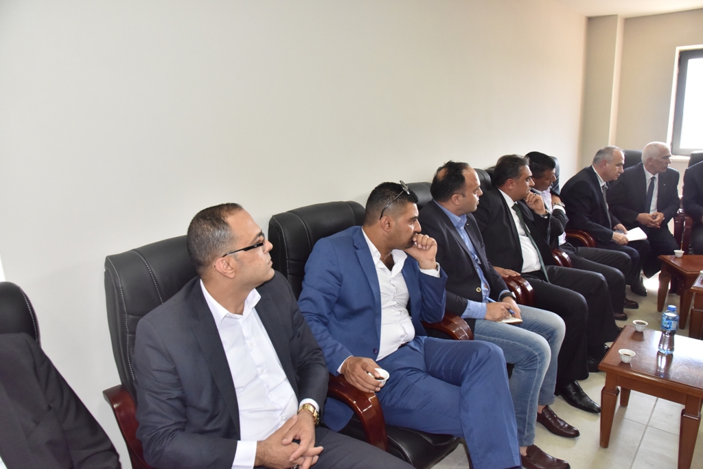 لاحقاً إلى لقاء فخامة رئيس دولة فلسطين مع رئيس بلدية بيت لحم وفد من المسؤولين الفلسطينيين يزور البلدية لمتابعة قرارات فخامة الرئيس لفرض سيادة القانون وتعزيز مكانة مدينة بيت لحم