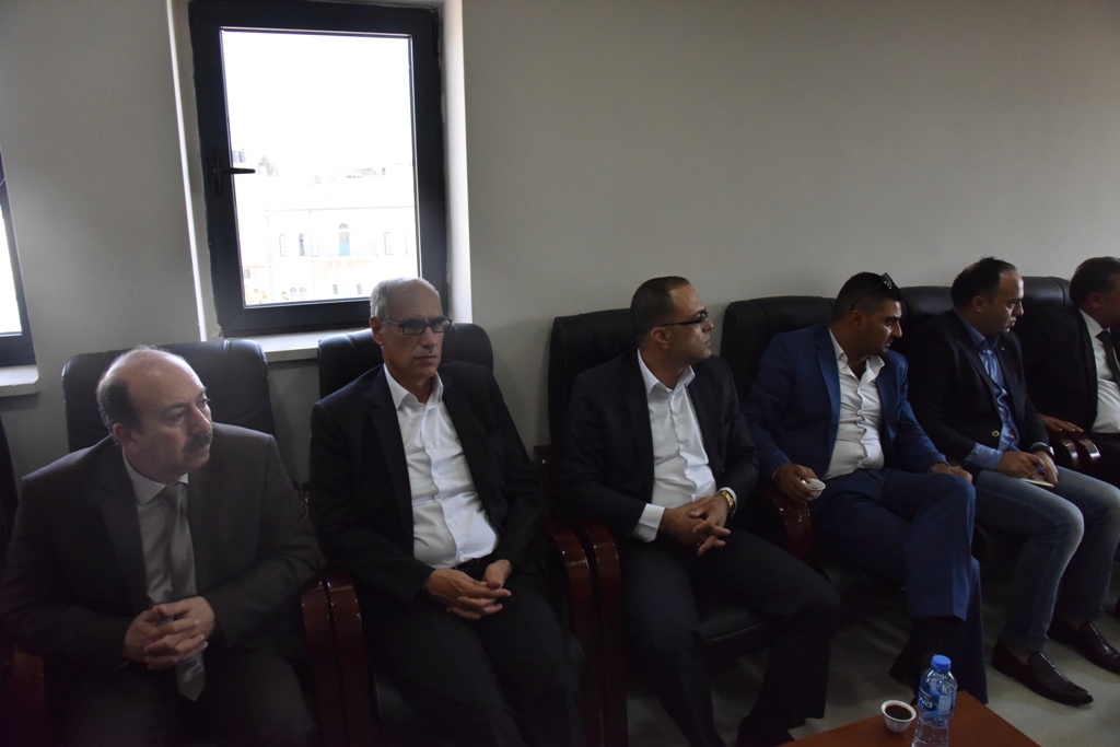 لاحقاً إلى لقاء فخامة رئيس دولة فلسطين مع رئيس بلدية بيت لحم وفد من المسؤولين الفلسطينيين يزور البلدية لمتابعة قرارات فخامة الرئيس لفرض سيادة القانون وتعزيز مكانة مدينة بيت لحم