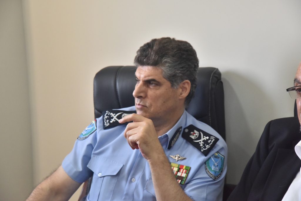 لاحقاً إلى لقاء فخامة رئيس دولة فلسطين مع رئيس بلدية بيت لحم وفد من المسؤولين الفلسطينيين يزور البلدية لمتابعة قرارات فخامة الرئيس لفرض سيادة القانون وتعزيز مكانة مدينة بيت لحم