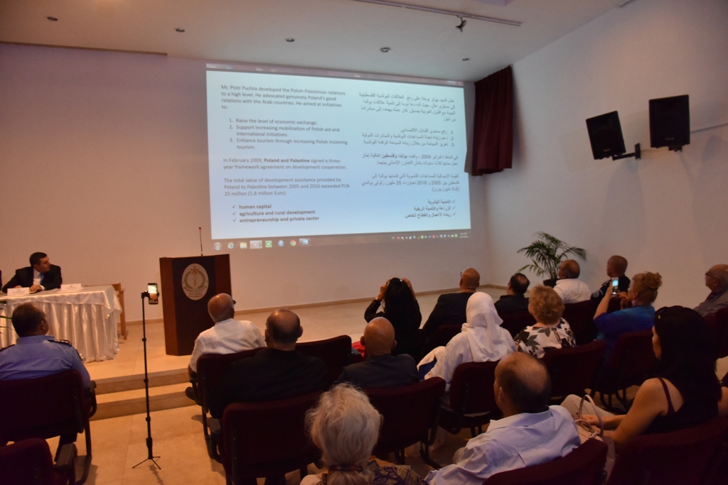 رئيس بلدية بيت لحم يمنح ممثل بولندا السابق شهادة مواطنة فخرية لمدينة بيت لحم