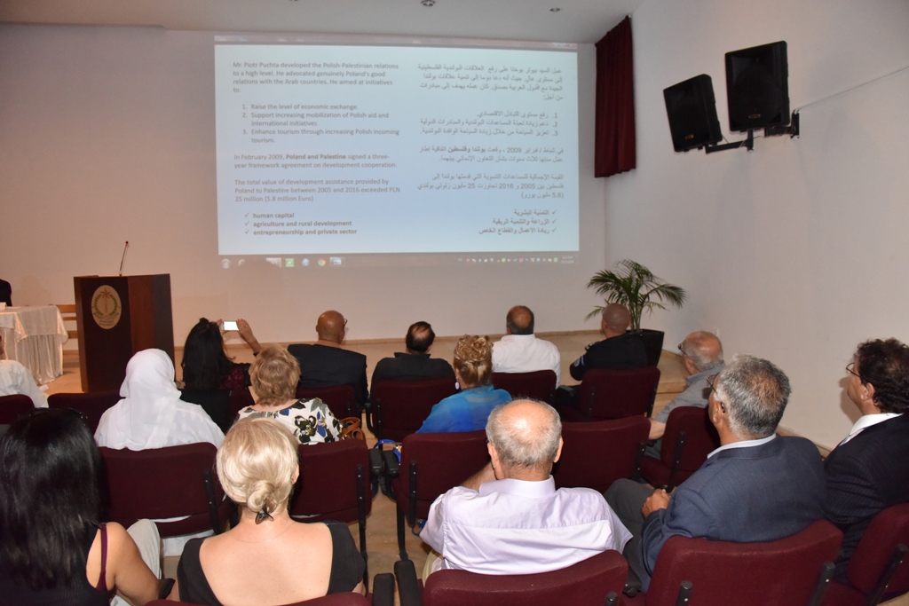 رئيس بلدية بيت لحم يمنح ممثل بولندا السابق شهادة مواطنة فخرية لمدينة بيت لحم