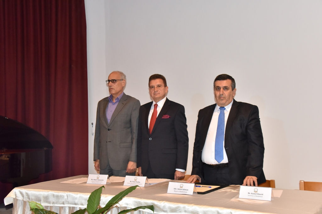 رئيس بلدية بيت لحم يمنح ممثل بولندا السابق شهادة مواطنة فخرية لمدينة بيت لحم