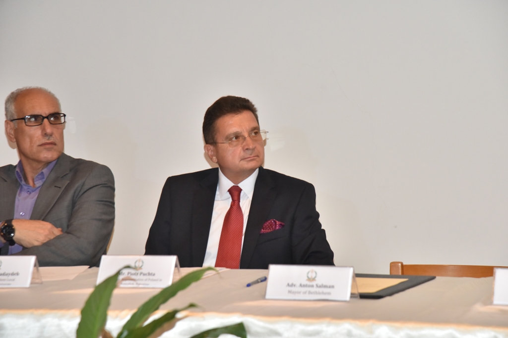 رئيس بلدية بيت لحم يمنح ممثل بولندا السابق شهادة مواطنة فخرية لمدينة بيت لحم