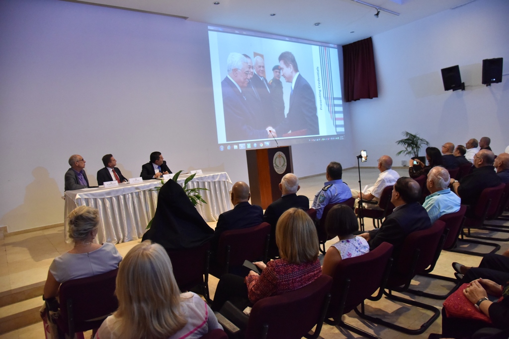 رئيس بلدية بيت لحم يمنح ممثل بولندا السابق شهادة مواطنة فخرية لمدينة بيت لحم