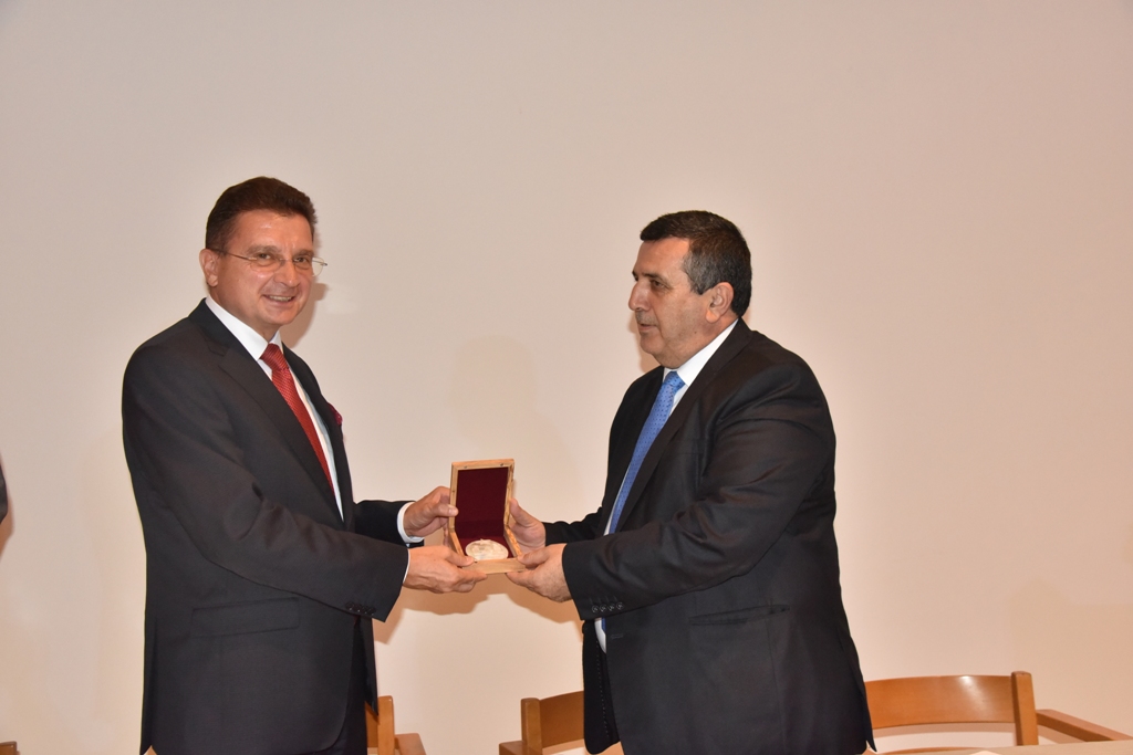 رئيس بلدية بيت لحم يمنح ممثل بولندا السابق شهادة مواطنة فخرية لمدينة بيت لحم