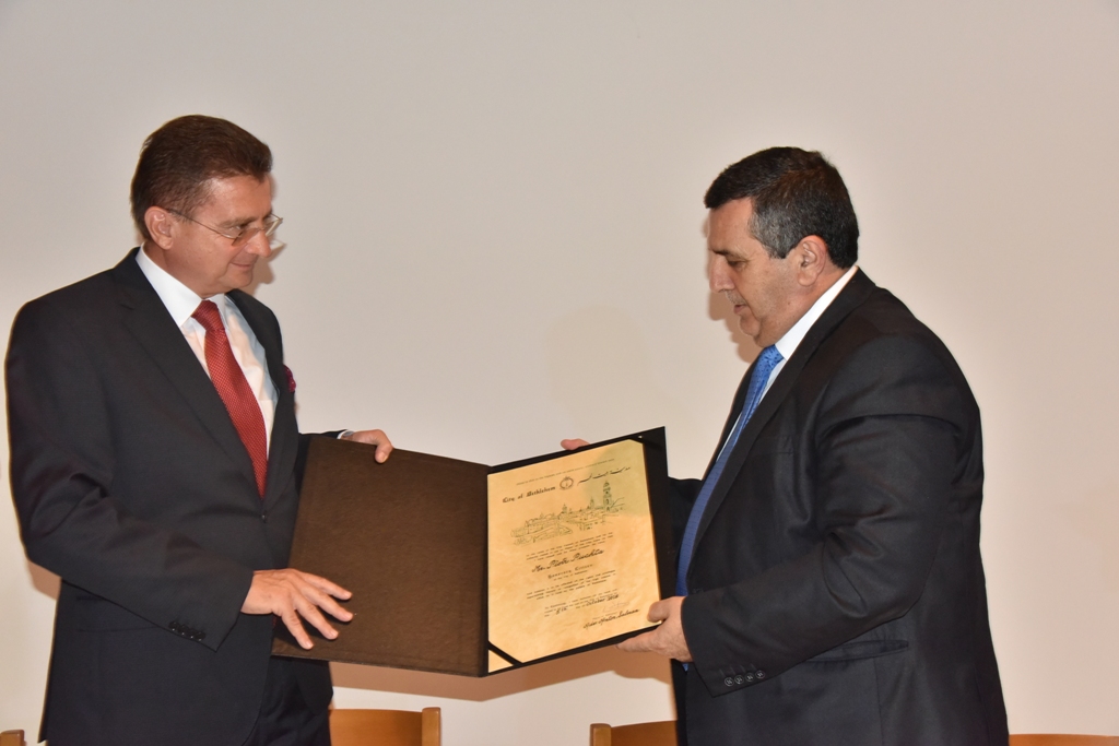 رئيس بلدية بيت لحم يمنح ممثل بولندا السابق شهادة مواطنة فخرية لمدينة بيت لحم