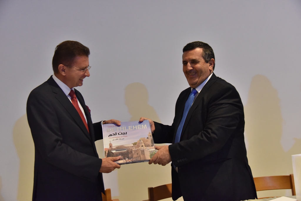 رئيس بلدية بيت لحم يمنح ممثل بولندا السابق شهادة مواطنة فخرية لمدينة بيت لحم