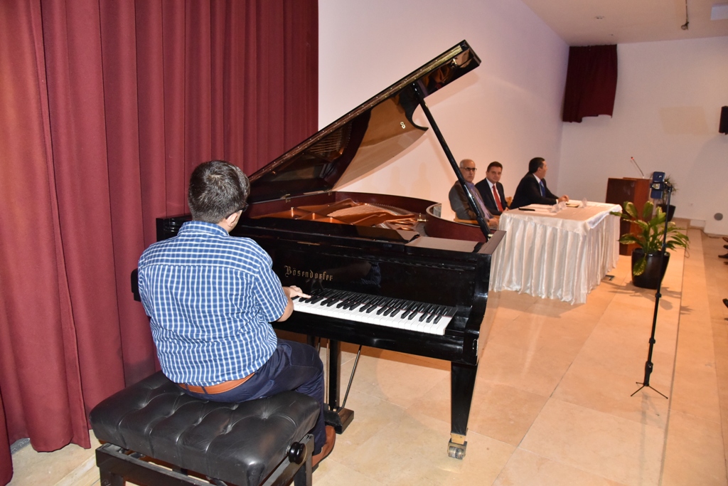 رئيس بلدية بيت لحم يمنح ممثل بولندا السابق شهادة مواطنة فخرية لمدينة بيت لحم