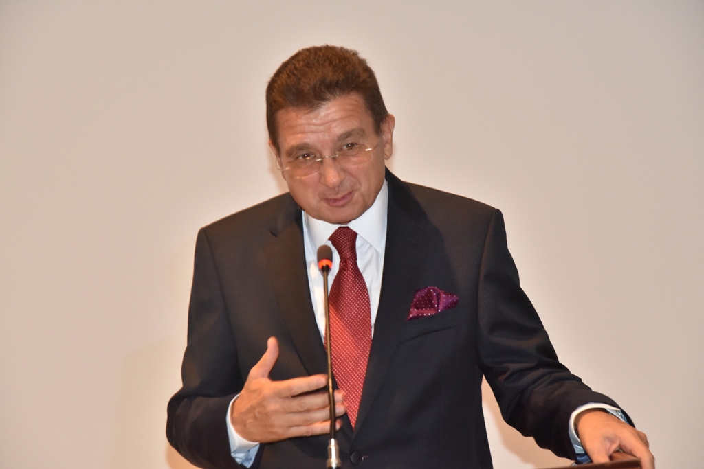 رئيس بلدية بيت لحم يمنح ممثل بولندا السابق شهادة مواطنة فخرية لمدينة بيت لحم