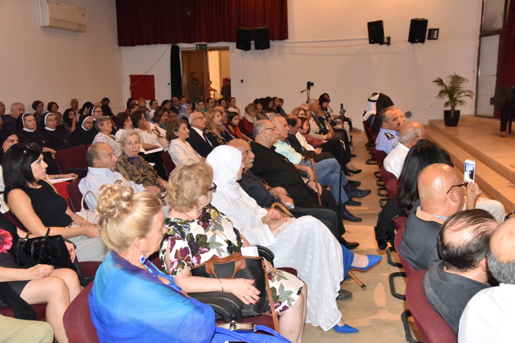 رئيس بلدية بيت لحم يمنح ممثل بولندا السابق شهادة مواطنة فخرية لمدينة بيت لحم