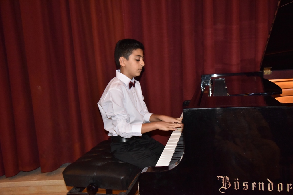 رئيس بلدية بيت لحم يمنح ممثل بولندا السابق شهادة مواطنة فخرية لمدينة بيت لحم