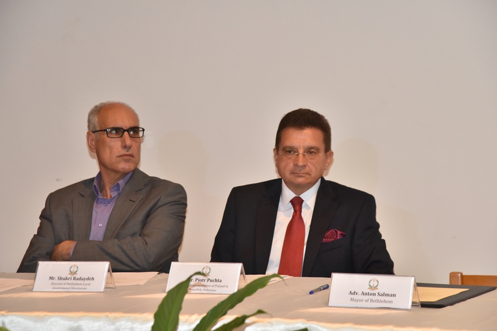 رئيس بلدية بيت لحم يمنح ممثل بولندا السابق شهادة مواطنة فخرية لمدينة بيت لحم