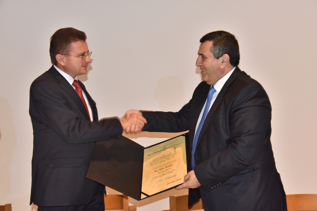 رئيس بلدية بيت لحم يمنح ممثل بولندا السابق شهادة مواطنة فخرية لمدينة بيت لحم