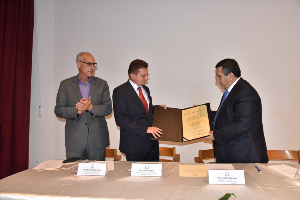رئيس بلدية بيت لحم يمنح ممثل بولندا السابق شهادة مواطنة فخرية لمدينة بيت لحم
