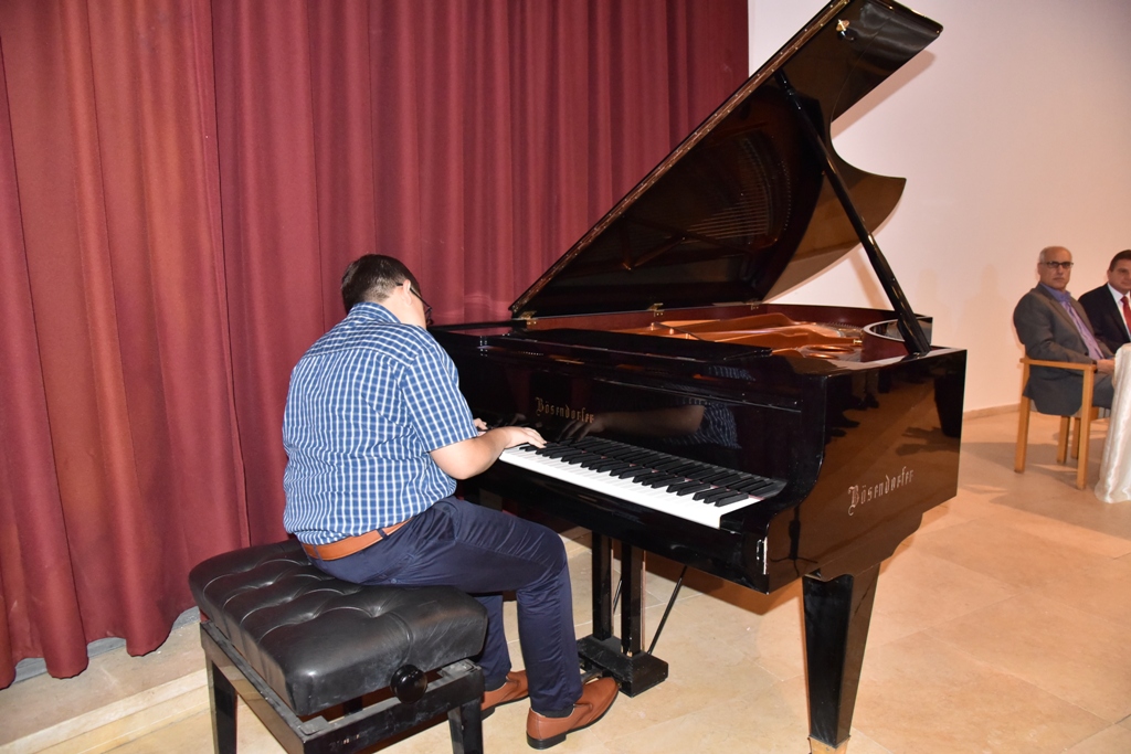 رئيس بلدية بيت لحم يمنح ممثل بولندا السابق شهادة مواطنة فخرية لمدينة بيت لحم