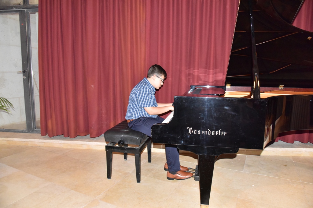 رئيس بلدية بيت لحم يمنح ممثل بولندا السابق شهادة مواطنة فخرية لمدينة بيت لحم