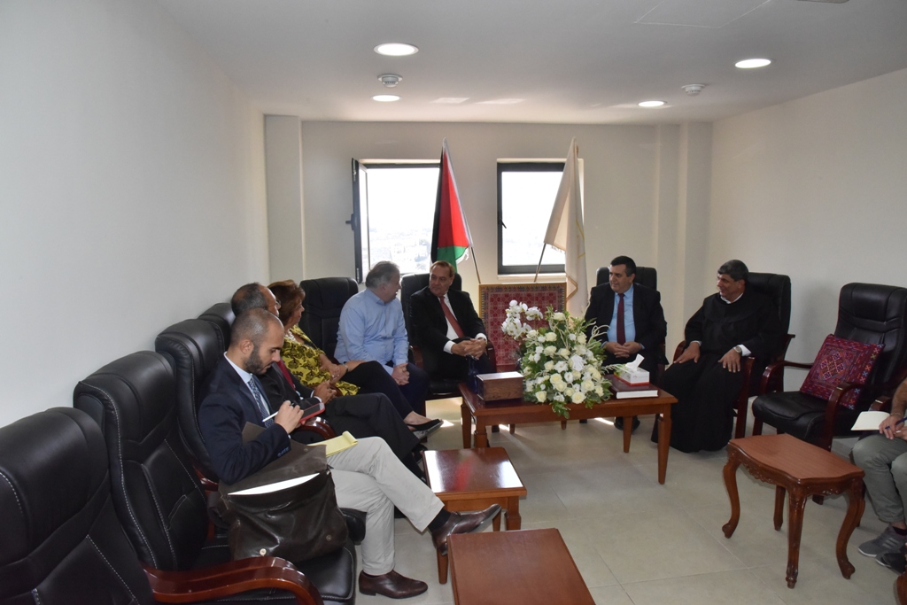 رئيس بلدية بيت لحم يستقبل رئيس بلدية بينيفينتو الإيطالية في دار البلدية 