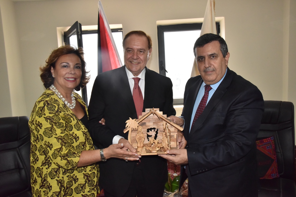 رئيس بلدية بيت لحم يستقبل رئيس بلدية بينيفينتو الإيطالية في دار البلدية 