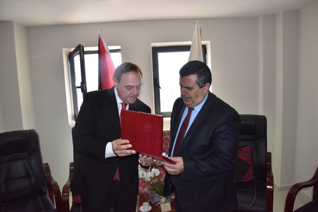 رئيس بلدية بيت لحم يستقبل رئيس بلدية بينيفينتو الإيطالية في دار البلدية 