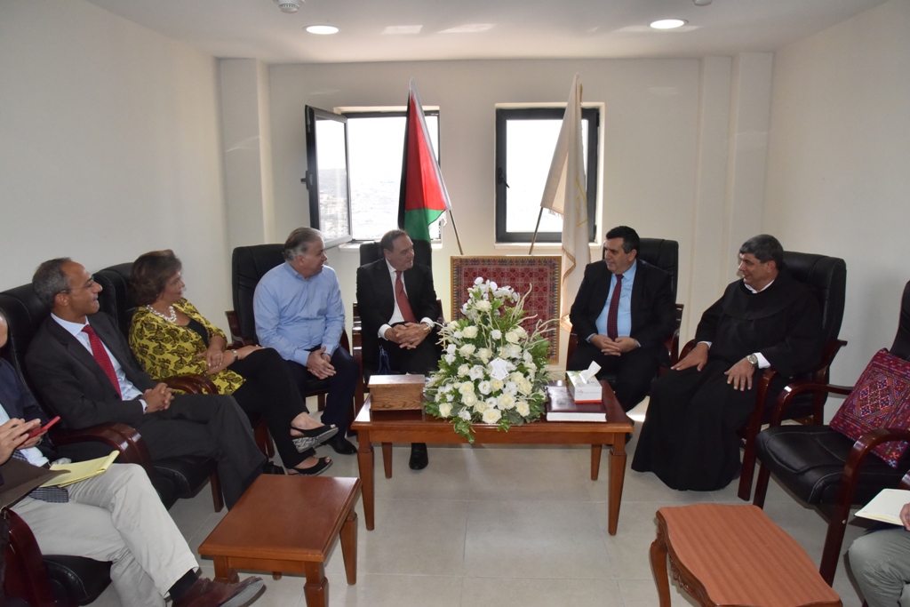 رئيس بلدية بيت لحم يستقبل رئيس بلدية بينيفينتو الإيطالية في دار البلدية 