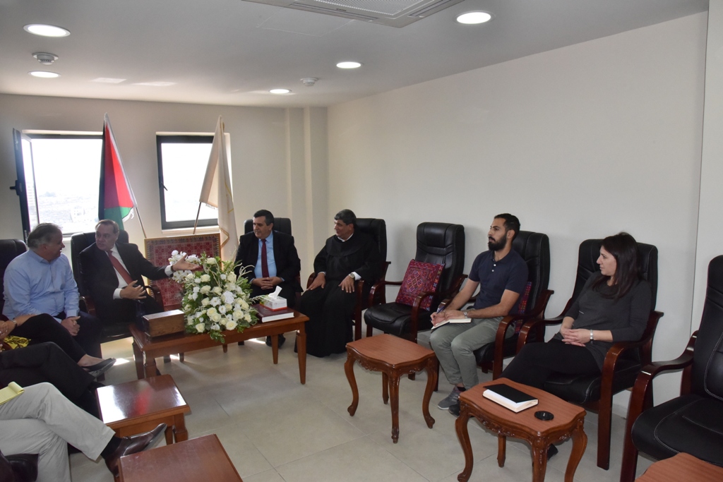 رئيس بلدية بيت لحم يستقبل رئيس بلدية بينيفينتو الإيطالية في دار البلدية 