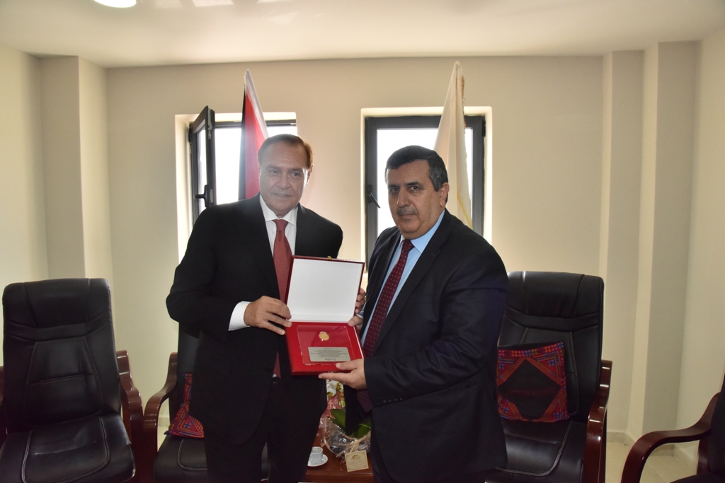 رئيس بلدية بيت لحم يستقبل رئيس بلدية بينيفينتو الإيطالية في دار البلدية 