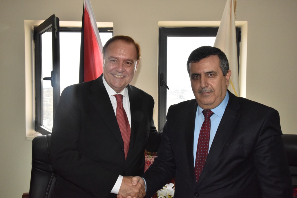 رئيس بلدية بيت لحم يستقبل رئيس بلدية بينيفينتو الإيطالية في دار البلدية 