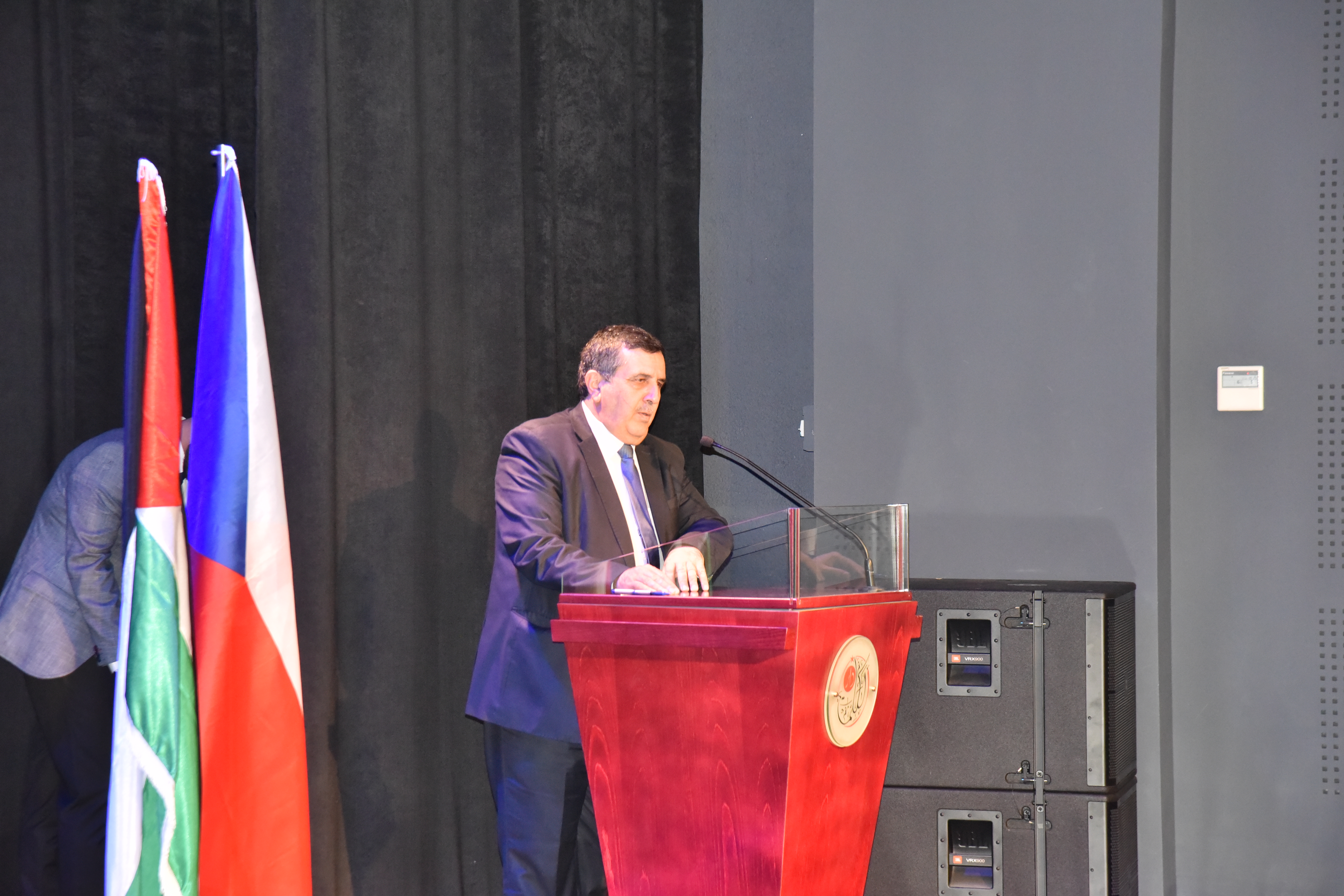 مهرجان السيدة إنسانية التشيكي يمنح رئيس بلدية بيت لحم وعدد من الشخصيات والمبدعين والفنانين جائزة المهرجان