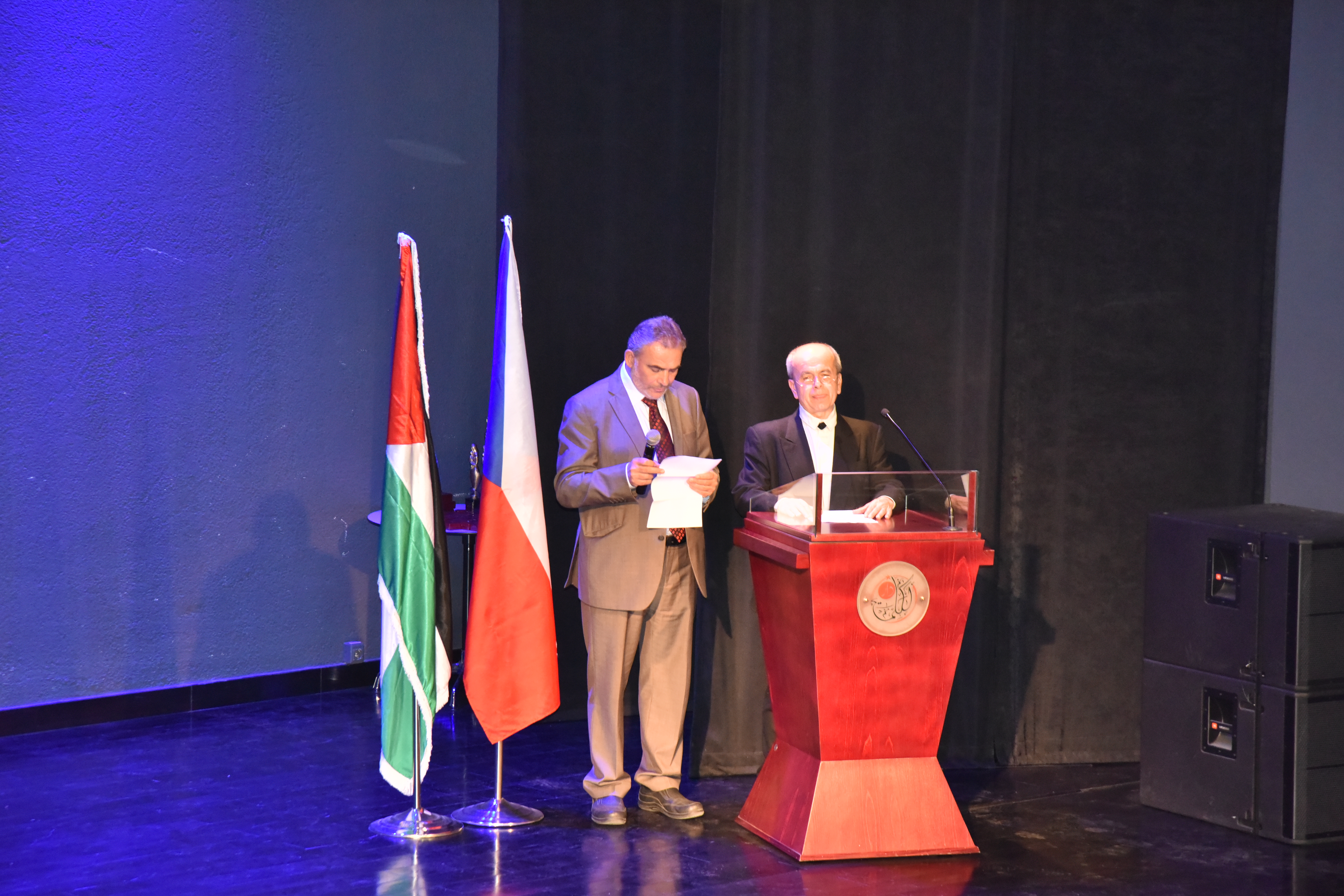 مهرجان السيدة إنسانية التشيكي يمنح رئيس بلدية بيت لحم وعدد من الشخصيات والمبدعين والفنانين جائزة المهرجان