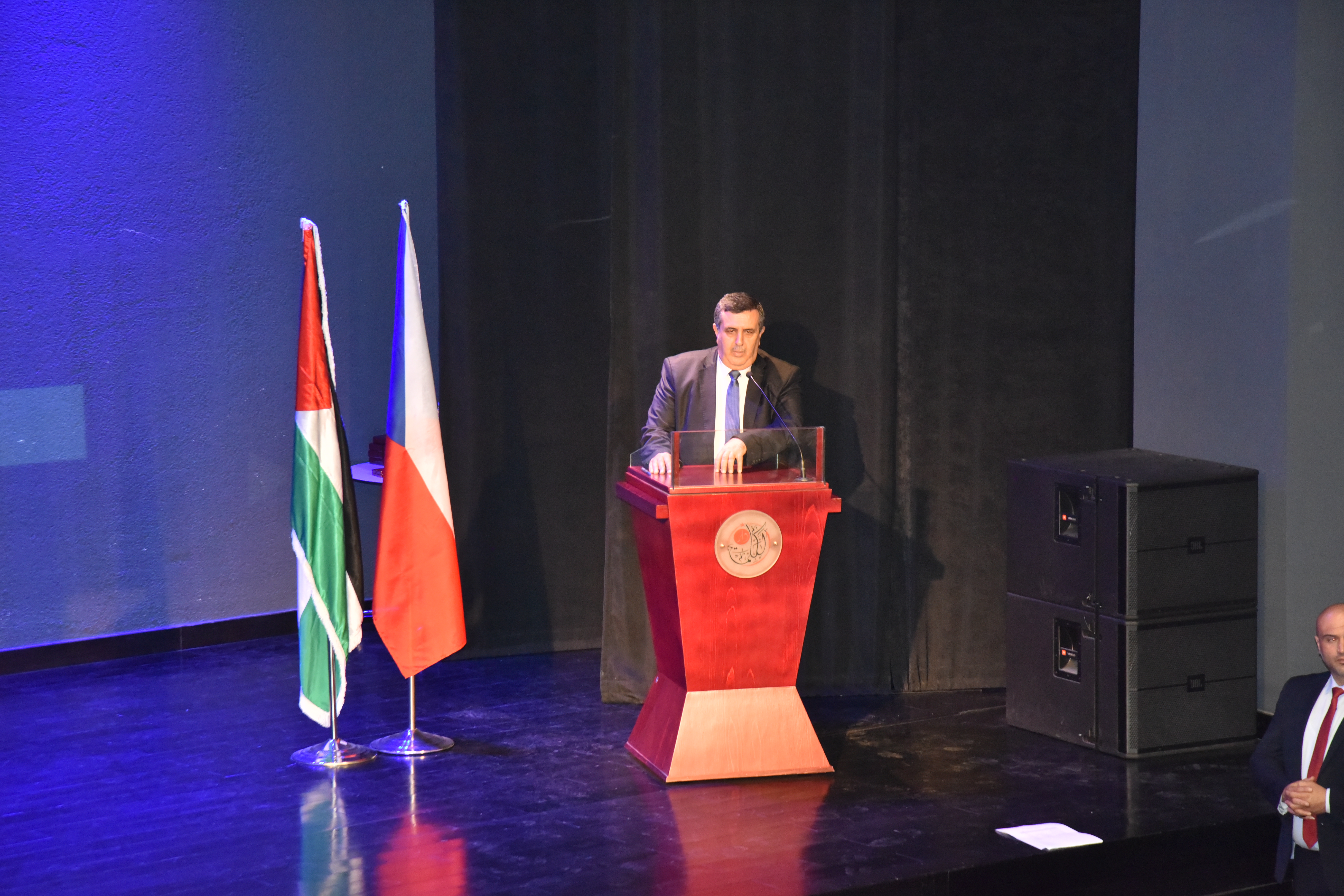 مهرجان السيدة إنسانية التشيكي يمنح رئيس بلدية بيت لحم وعدد من الشخصيات والمبدعين والفنانين جائزة المهرجان