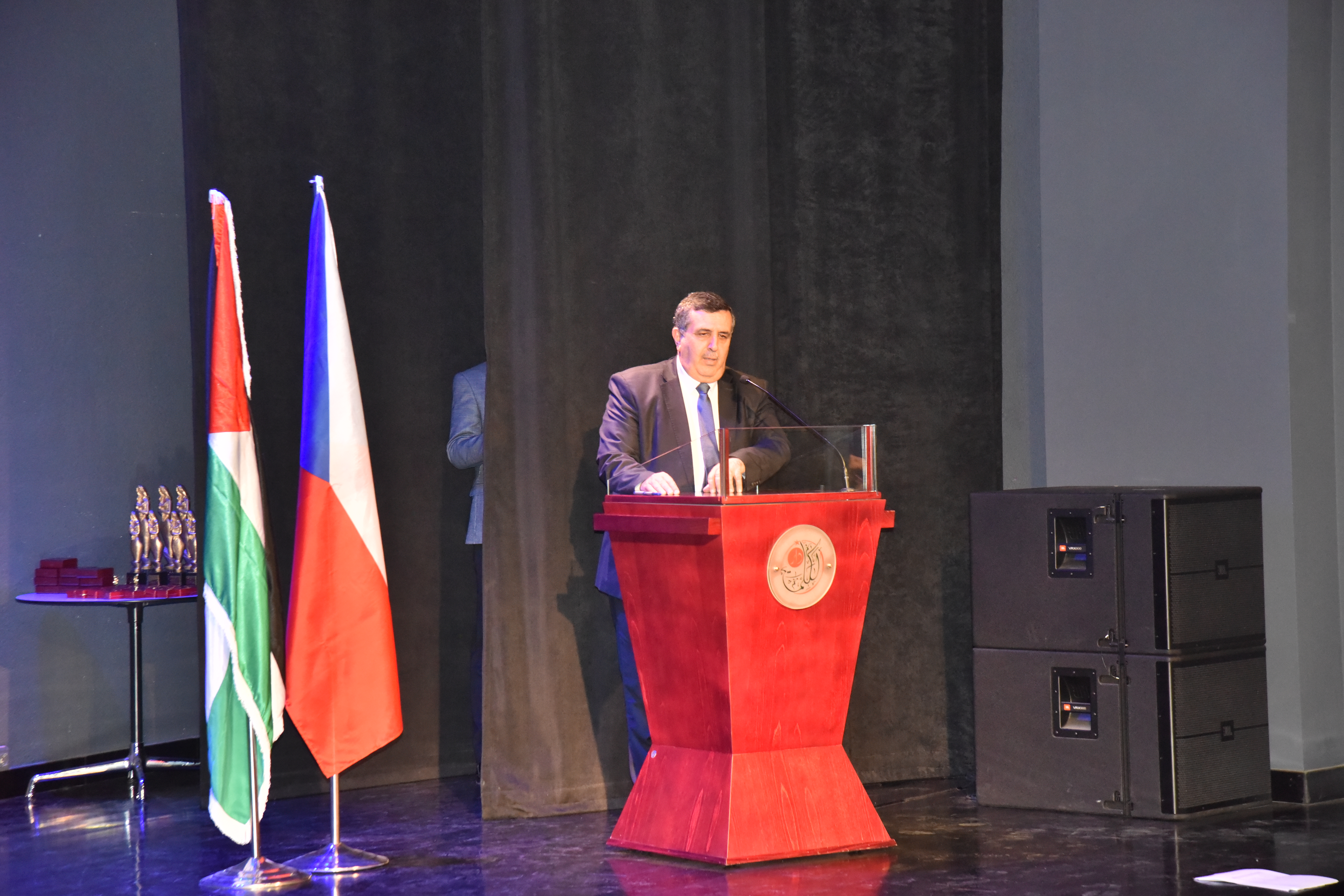 مهرجان السيدة إنسانية التشيكي يمنح رئيس بلدية بيت لحم وعدد من الشخصيات والمبدعين والفنانين جائزة المهرجان