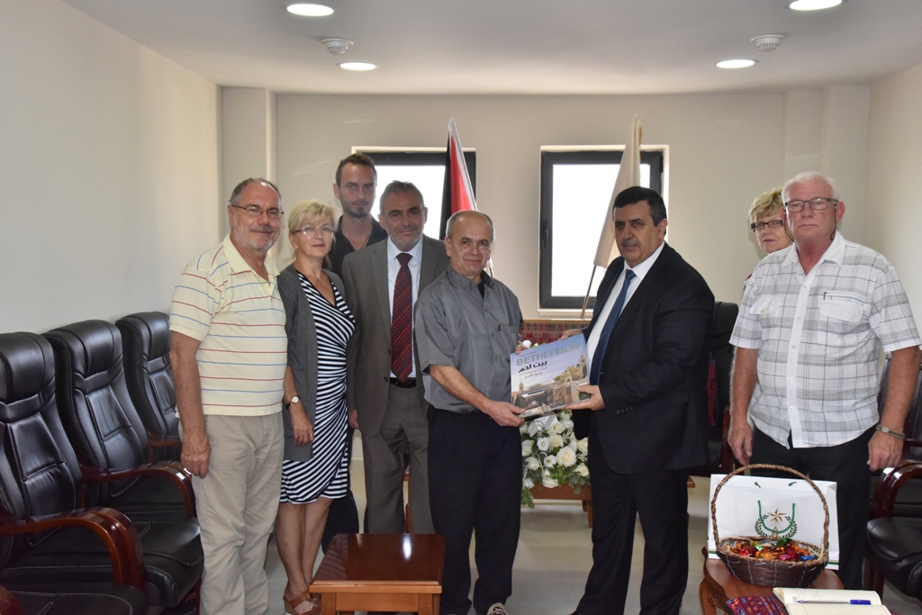 رئيس بلدية بيت لحم يستقبل مدير مهرجان السيدة إنسانية والوفد المرافق