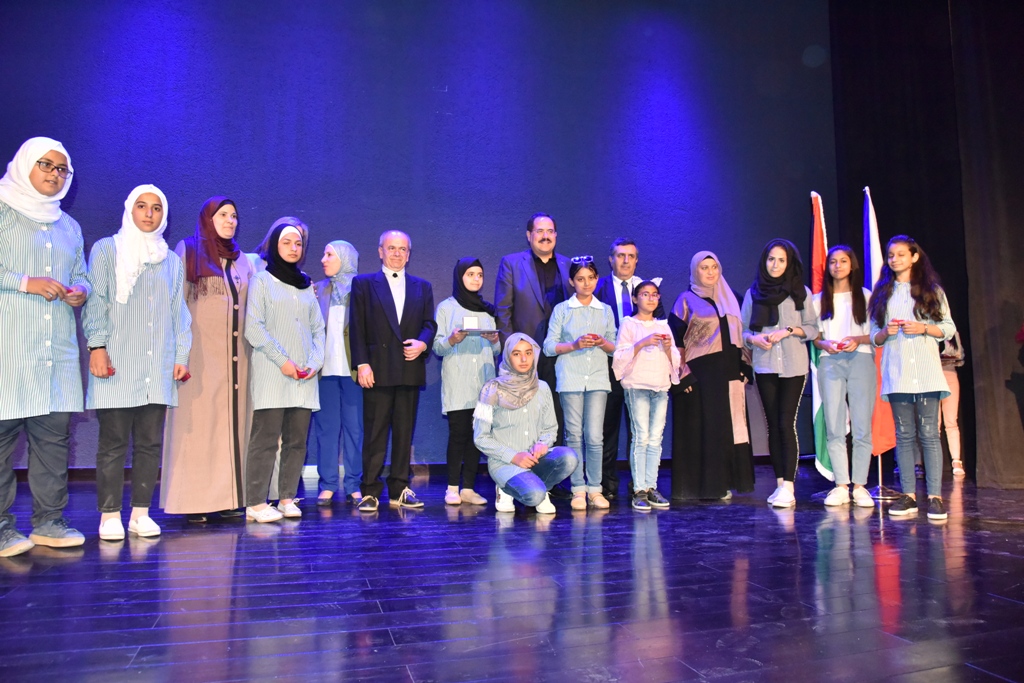 مهرجان السيدة إنسانية التشيكي يمنح رئيس بلدية بيت لحم وعدد من الشخصيات والمبدعين والفنانين جائزة المهرجان