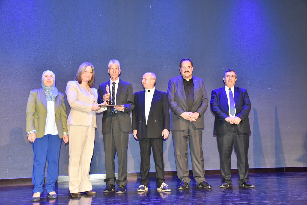 مهرجان السيدة إنسانية التشيكي يمنح رئيس بلدية بيت لحم وعدد من الشخصيات والمبدعين والفنانين جائزة المهرجان