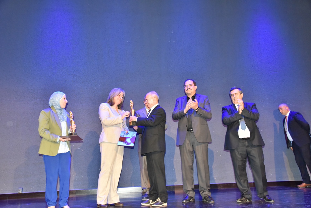 مهرجان السيدة إنسانية التشيكي يمنح رئيس بلدية بيت لحم وعدد من الشخصيات والمبدعين والفنانين جائزة المهرجان