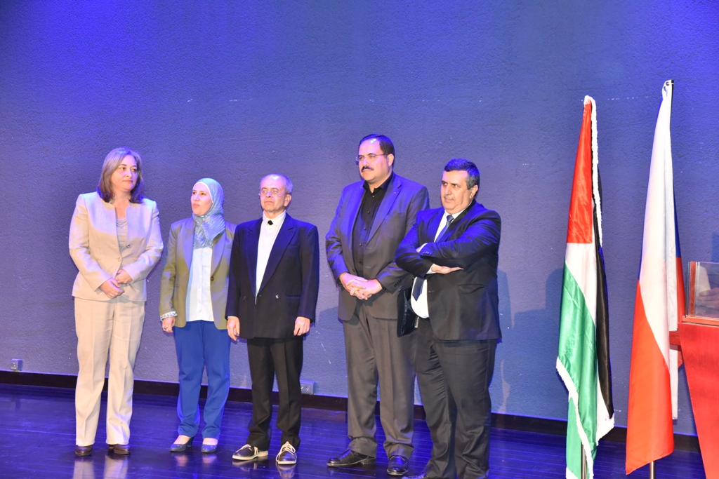 مهرجان السيدة إنسانية التشيكي يمنح رئيس بلدية بيت لحم وعدد من الشخصيات والمبدعين والفنانين جائزة المهرجان