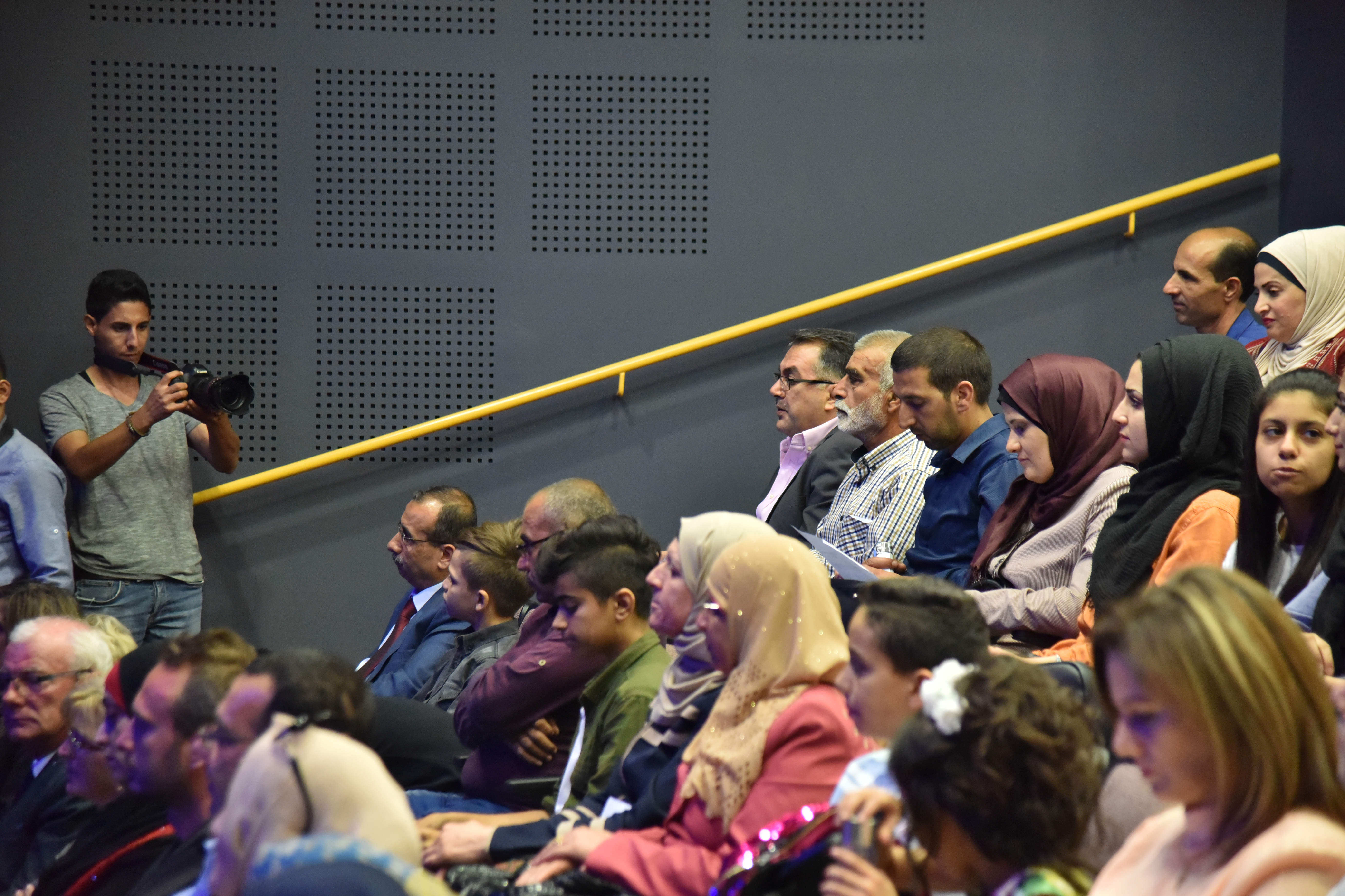 مهرجان السيدة إنسانية التشيكي يمنح رئيس بلدية بيت لحم وعدد من الشخصيات والمبدعين والفنانين جائزة المهرجان
