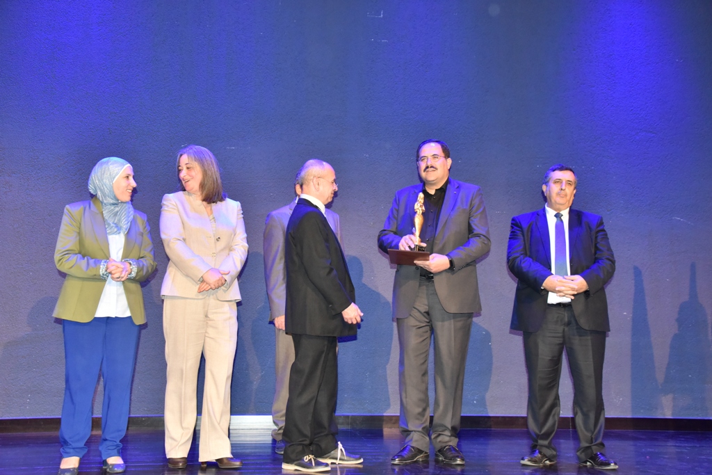 مهرجان السيدة إنسانية التشيكي يمنح رئيس بلدية بيت لحم وعدد من الشخصيات والمبدعين والفنانين جائزة المهرجان