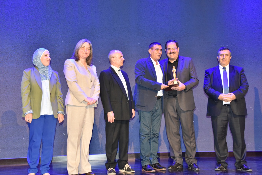 مهرجان السيدة إنسانية التشيكي يمنح رئيس بلدية بيت لحم وعدد من الشخصيات والمبدعين والفنانين جائزة المهرجان