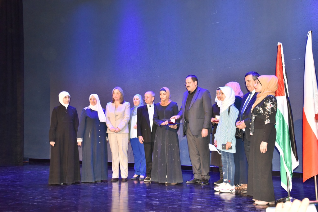 مهرجان السيدة إنسانية التشيكي يمنح رئيس بلدية بيت لحم وعدد من الشخصيات والمبدعين والفنانين جائزة المهرجان