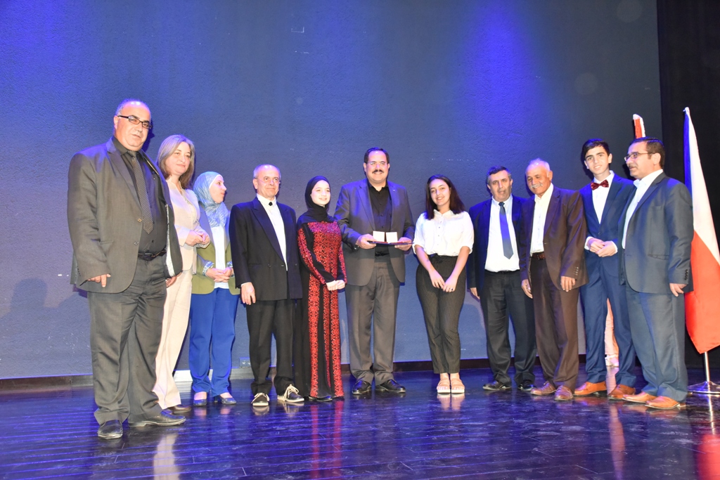 مهرجان السيدة إنسانية التشيكي يمنح رئيس بلدية بيت لحم وعدد من الشخصيات والمبدعين والفنانين جائزة المهرجان