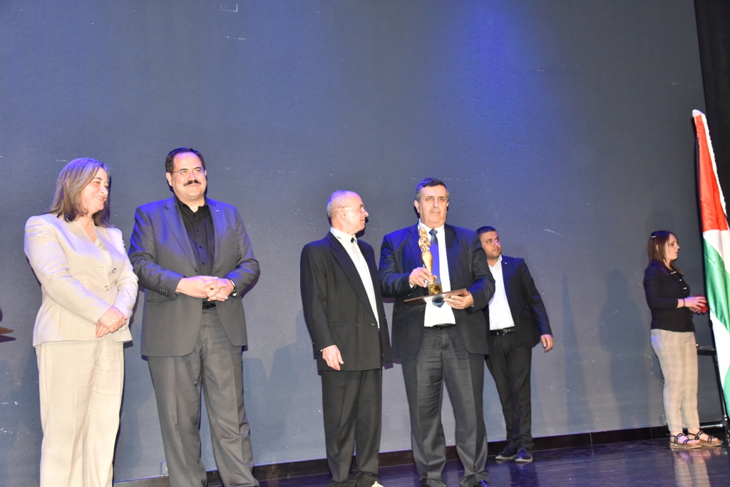 مهرجان السيدة إنسانية التشيكي يمنح رئيس بلدية بيت لحم وعدد من الشخصيات والمبدعين والفنانين جائزة المهرجان